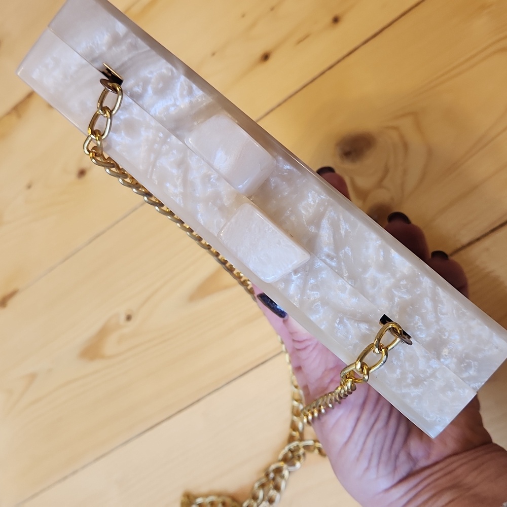 LULU NYC Wifey Acrylic Clutch Purse Gold Chain Strap - Picture 5 of 17